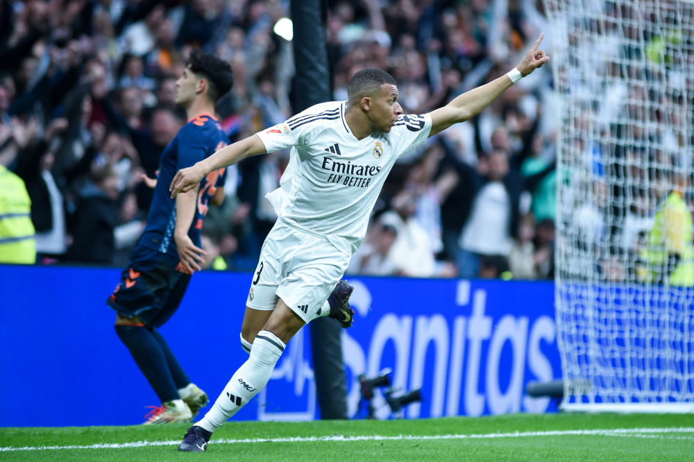 足球中超前锋获月最佳，进球效率惊人