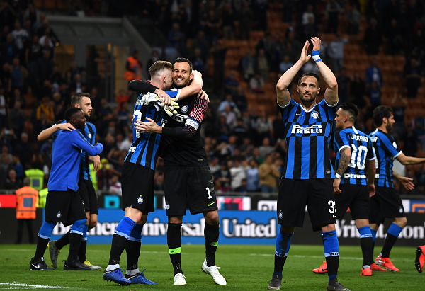 太阳报：狼队球迷团体将在对阵曼联前晚进场15分钟抗议老板