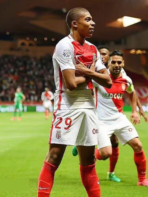 远在迈阿密心系罗马，托蒂和坎德拉用手机观看老东家焦点大战