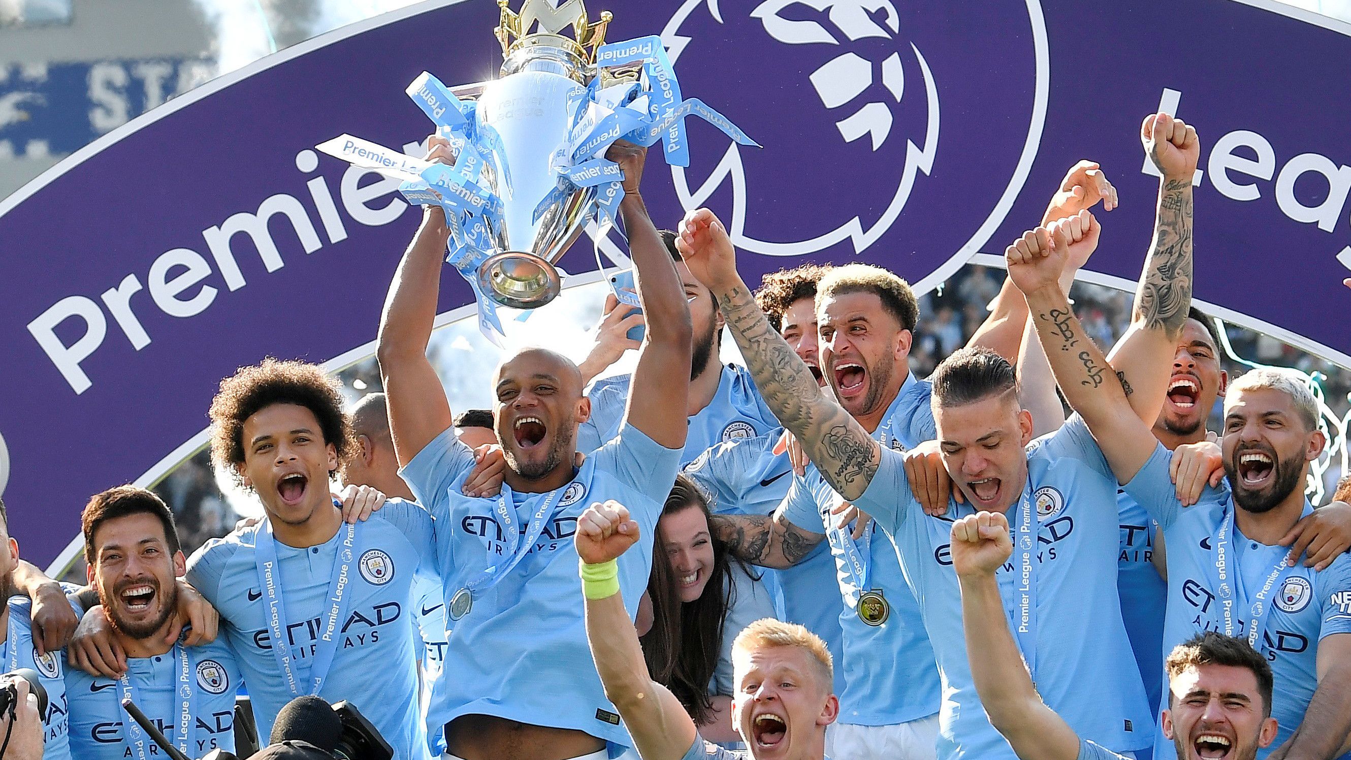 太开心了，马斯切拉诺赛后发布会上遭球员们啤酒浴“突袭”