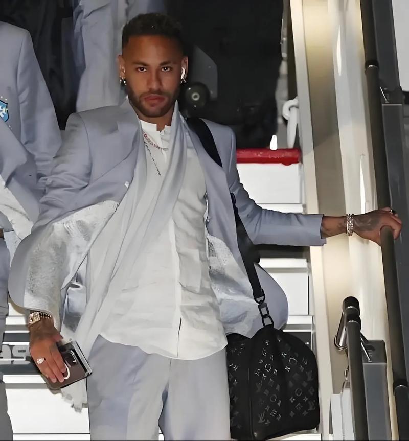 TA：利物浦冬窗签格伊可能性不大；与索博的续约谈判已开始